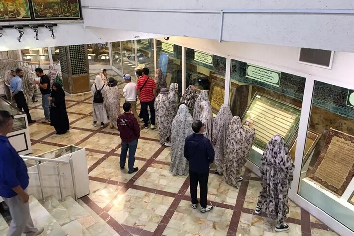تصاویر جالب از حضور گردشگران چینی در موزه حضرت معصومه(س) | پوشش و حجاب زنان چینی را ببینید