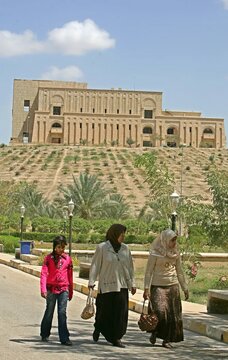 کاخ معروف بابل که بر روی ویرانه‌های روستایی ساخته شده که صدام با بولدوزر از آن رد شد تا جایی برای خانه هیولایی جدیدش باز کند
