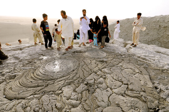 «كنارك» يكي از جنوبي‌ترين شهرستان‌هاي سيستان و بلوچستان است که يكي از مهم‌ترين آثار طبيعي ايران را در حوالي خود دارد؛ گِل‌فشان «كهير» كه در 20 کیلومتری روستایي به همين نام به‌صورت تپه‌اي گِلي به ارتفاع 50 متر به وجود آمده است.