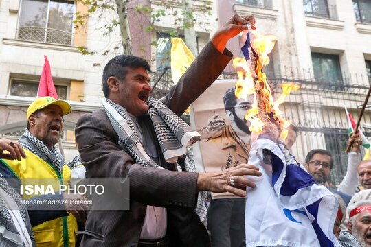 ایثارگران مقابل دفتر سازمان ملل پرچم اسرائیل را آتش زدند