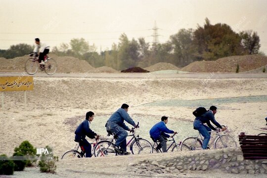 پیست دوچرخه سواری پارک چیتگر در سال ۱۳۷۴