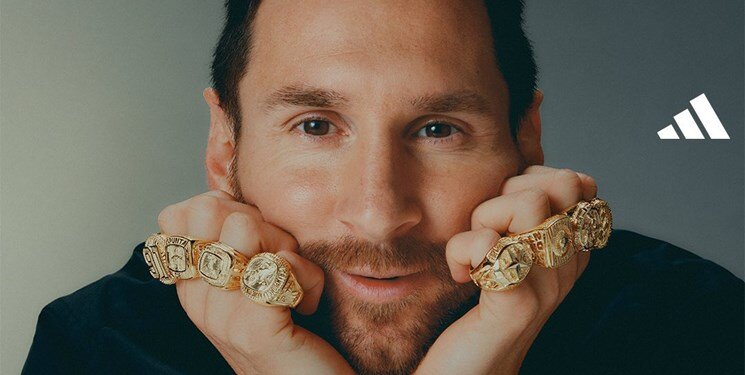 عکس | ۸ انگشتر خاص در دست مسی به مناسبت هشتمین توپ طلا | طرح خاص آدیداس برای فوق ستاره