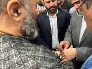 فیلم لحظه باز کردن دستبند یک قاتل توسط رئیس دادگستری تهران