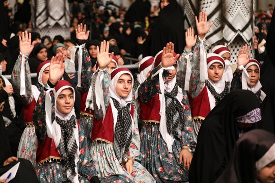 پوشش متفاوت دختران دانش آ‎موز در دیدار با رهبر معظم انقلاب