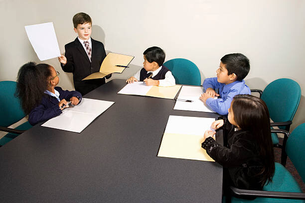 به جای دخالت در کار فرزندانتان این کار را انجام دهید | راهکارهایی برای تقویت هویت مستقل در فرزندان