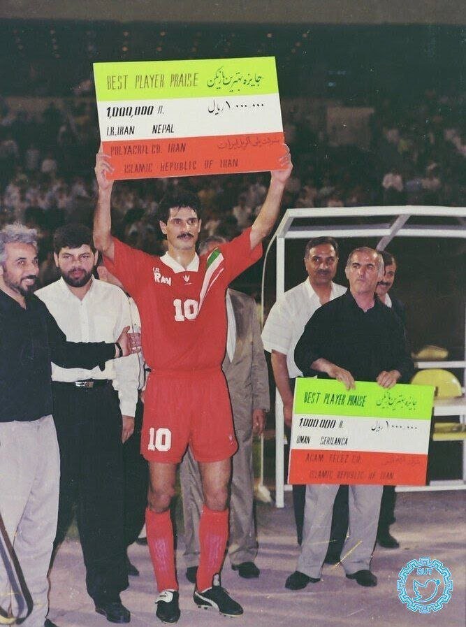 عکس| خوشحالی علی دایی از بردن جایزه ۱۰۰ هزار تومانی