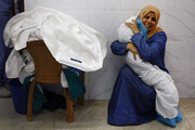 تصاویر درد آور مادری در غزه که در سردخانه بدن کودکش را محکم در آغوش گرفته است