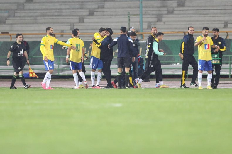 تصویر شادی یک پرسپولیسی در صحنه گل خوردن پرسپولیس!