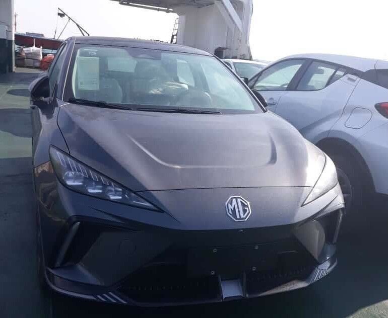 تصاویری از کیش که خبرساز شد ؛ ماجرای این خودروهای لوکس چیست؟