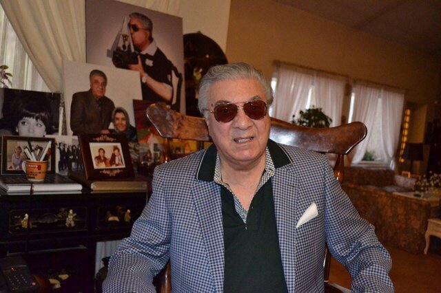 برادر کوچکتر گلپا به دستور چه کسی نام خانوادگیاش را تغییر داد؟