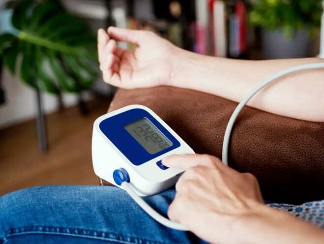 اشتباهات رایج در اندازهگیری فشار خون | بهترین دستگاه فشار خون خانگی کدام مدل است : بازویی ، مچی یا انگشتی؟