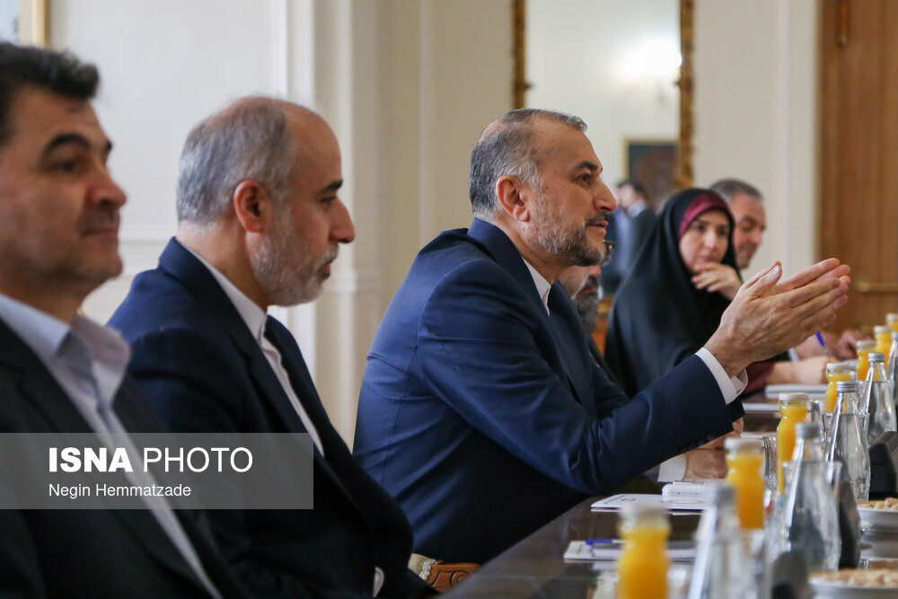 عکس | این زن ایرانی اعصاب هیات طالبان را به هم ریخت !