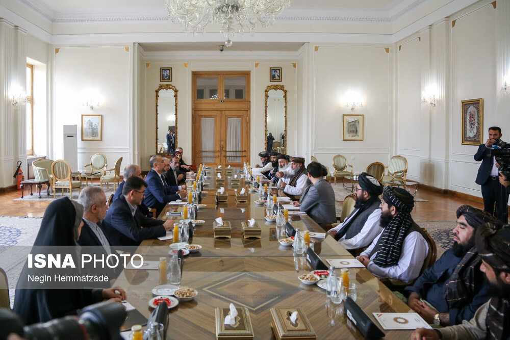 عکس | این زن ایرانی اعصاب هیات طالبان را به هم ریخت !