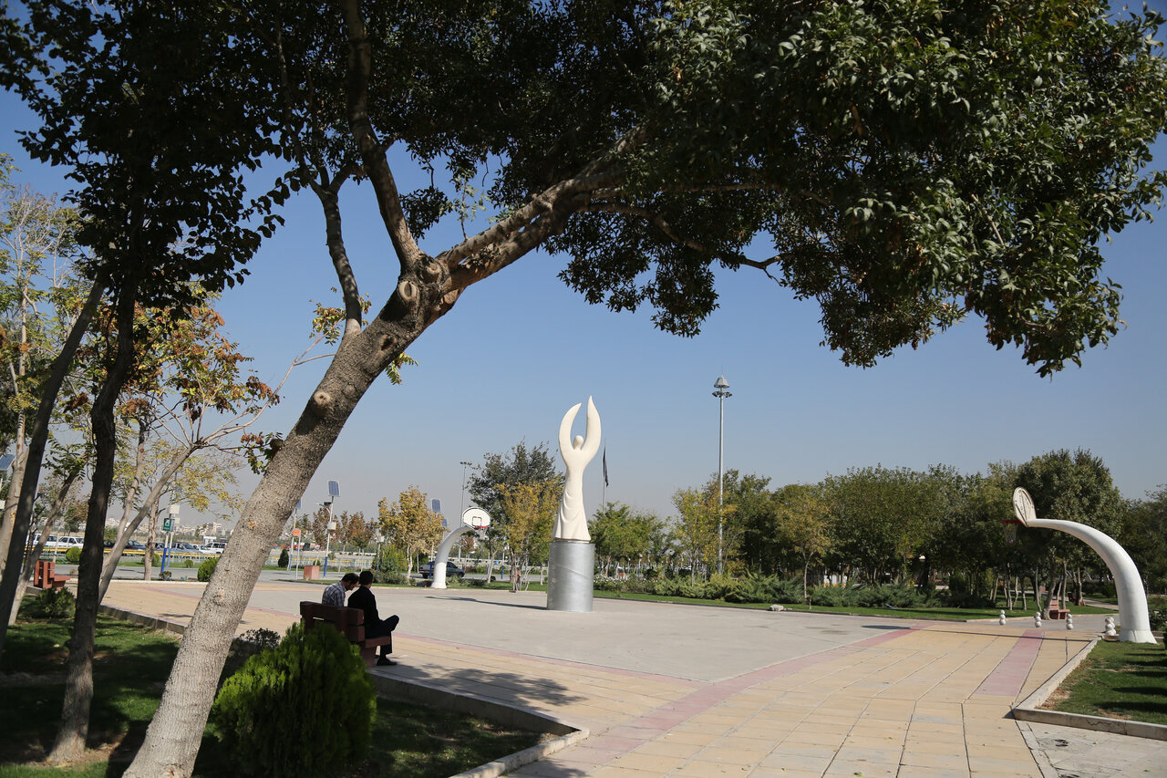 فروریختن دیوارهای بلند قلعهمرغی | بزرگترین بوستان خاورمیانه اینجاست