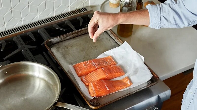 چاشنی پرطرفداری که فشار خون را بالا میبرد | علائم کمتر شناخته شده مصرف نمک زیاد