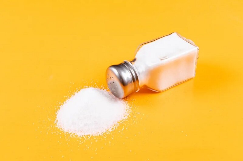 چاشنی پرطرفداری که فشار خون را بالا می‌برد | علائم کمتر شناخته شده مصرف نمک زیاد