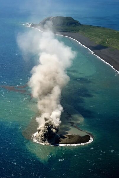 تصاویر | ظهور یک جزیره جدید از فورانهای آتشفشانی! | نبرد بزرگ جنگ جهانی دوم اینجا بود