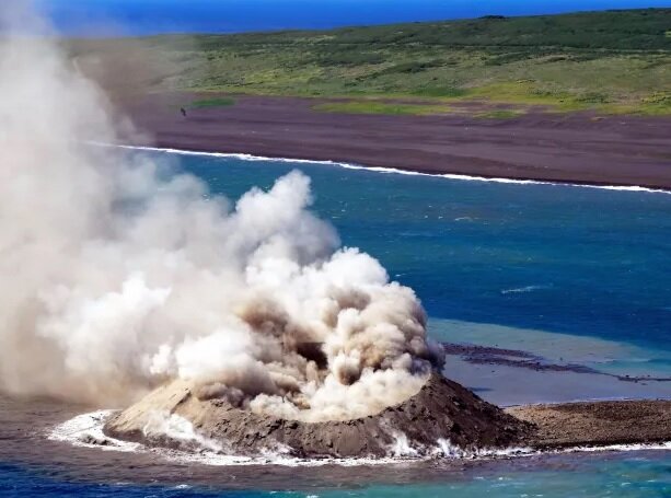 تصاویر | ظهور یک جزیره جدید از فوران‌های آتشفشانی! | نبرد بزرگ جنگ جهانی دوم اینجا بود