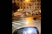 تصاویر لحظه جابه‌جایی یک جنگنده از وسط خیابانی در مسکو