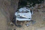 تصاویر سقوط وانت نیسان به درون مجتمع تجاری در شهرکرد! | یک نفر کشته شد