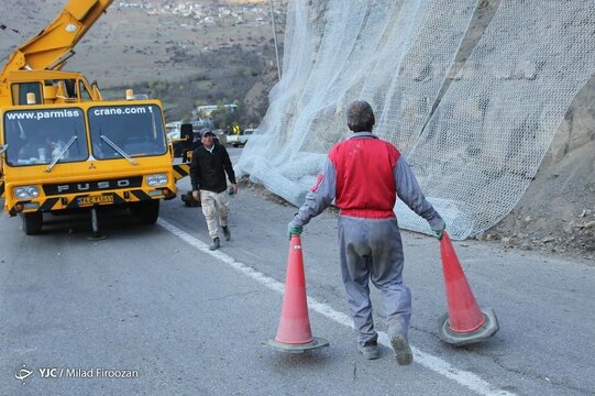 عملیات لق گیری سنگ‌های جاده چالوس