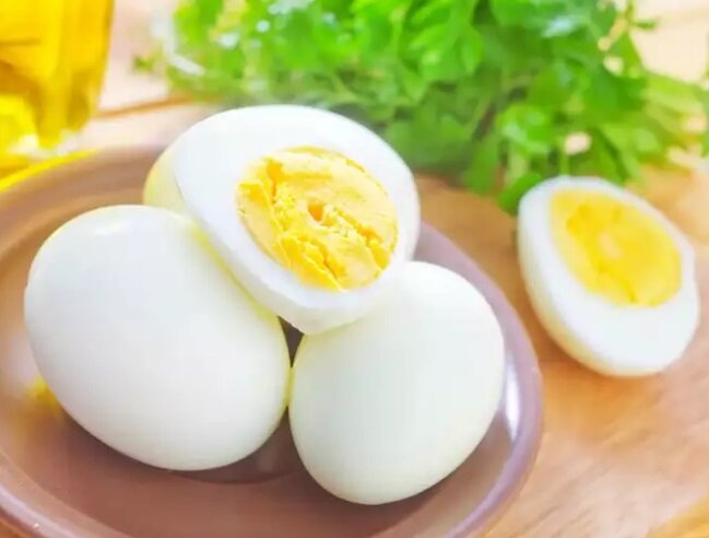 تخم مرغ آب پز یا املت؛ کدام بهتر است؟ 