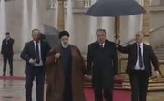 ببینید | اقدام خبرساز رئیسی زیر باران تاجیکستان ؛ چتر را بردارید