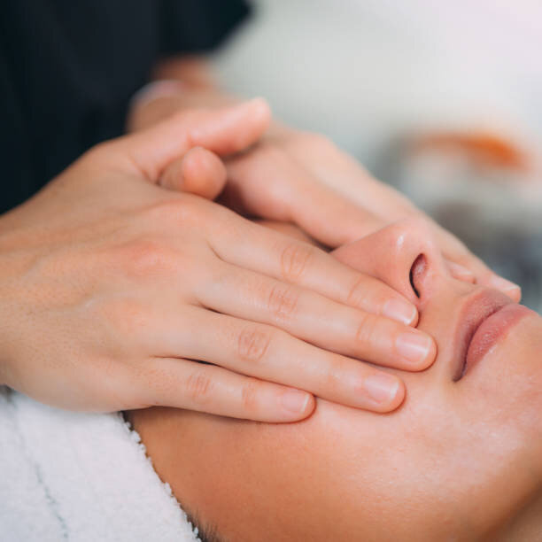 فیزیوتراپی صورت چیست؟ | کمک فیزیوتراپی به کاهش روند پیری پوست