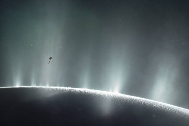 نتایج عجیب مطالعه جدید درباره نشانه‌های حیات در قمر زحل | در اقیانوس انسلادوس موجود زنده وجود دارد؟