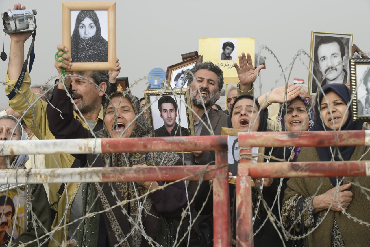 وقتی ماجرای برادر ما را فهمیدند فضولات گاو به سمت خانه ما پرت میکردند