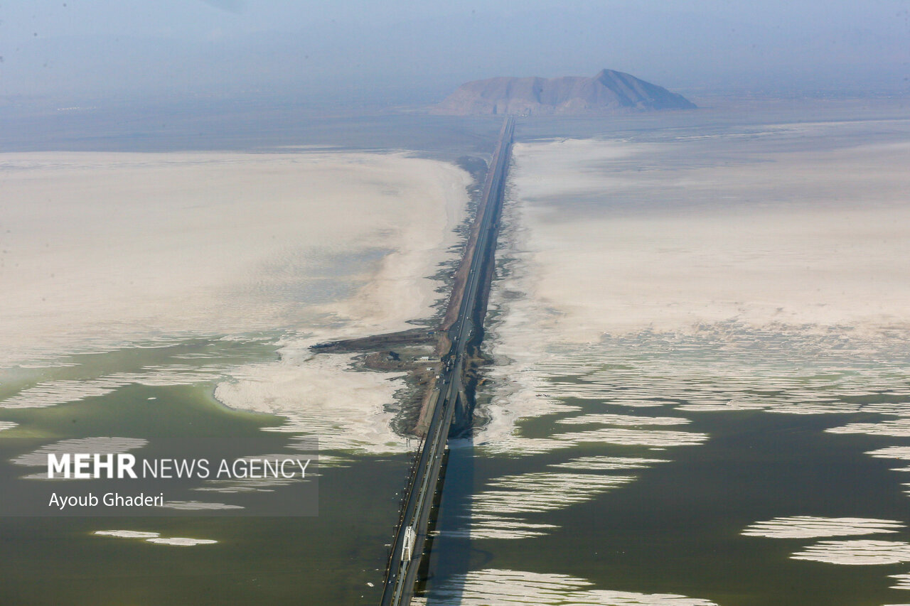 دریاچه ارومیه خشک شد | تصویری بسیار تلخ از آخرین وضعیت نگین ایران