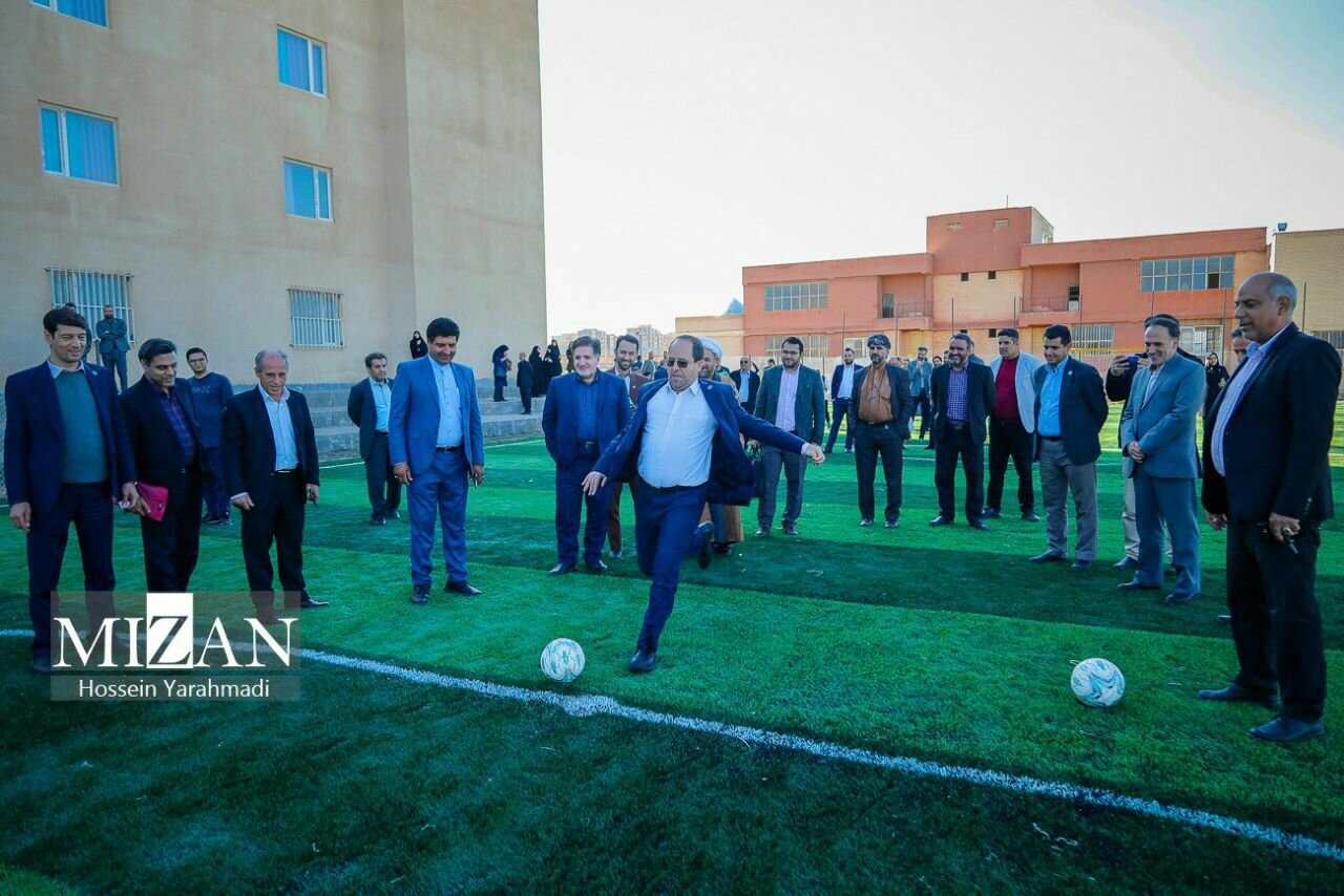 تصاویر جالب از پا به توپ شدن رئیس دانشگاه تهران | شوتی که مقیمی با کت و شلوار زد