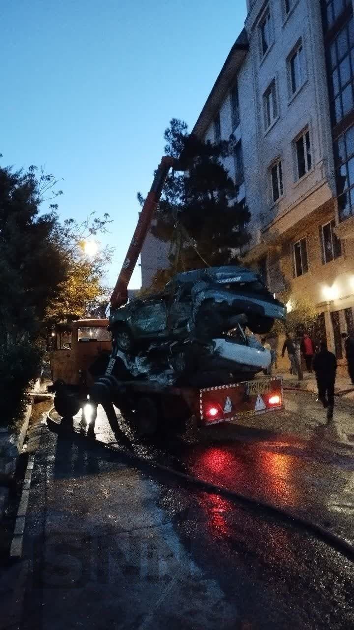 تصاویر صحنهای عجیب در تهران | تانکر سوخت بعد از واژگونی وارد فروشگاه معروف شد