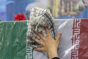 تصاویری از مراسم بزرگداشت شهدای دانش‌آموز حمله تروریستی کرمان | طنین فریاد هیهات من الذلة دانش‌آموزان | ببینید