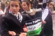 ببینید | متفاوت ترین راهپیمایی در حمایت از مردم فلسطین | پلاکاردهای کودکان یهودی را ببینید