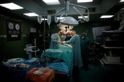 ببینید | عمل جراحی با نور موبایل و چراغ قوه در غزه