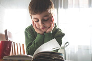 فواید کتاب خواندن برای سلامت ذهن کودک | چطور فرزندمان را به کتاب خواندن ترغیب کنیم؟ | کودکان از چه سنی باید با کتاب خواندن آشنا شوند؟