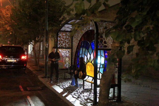 تصویر | طراحی ایستگاه اتوبوس به سبک ایرانی | شیشه های رنگی پر نور وسط خیابان های شلوغ تهران
