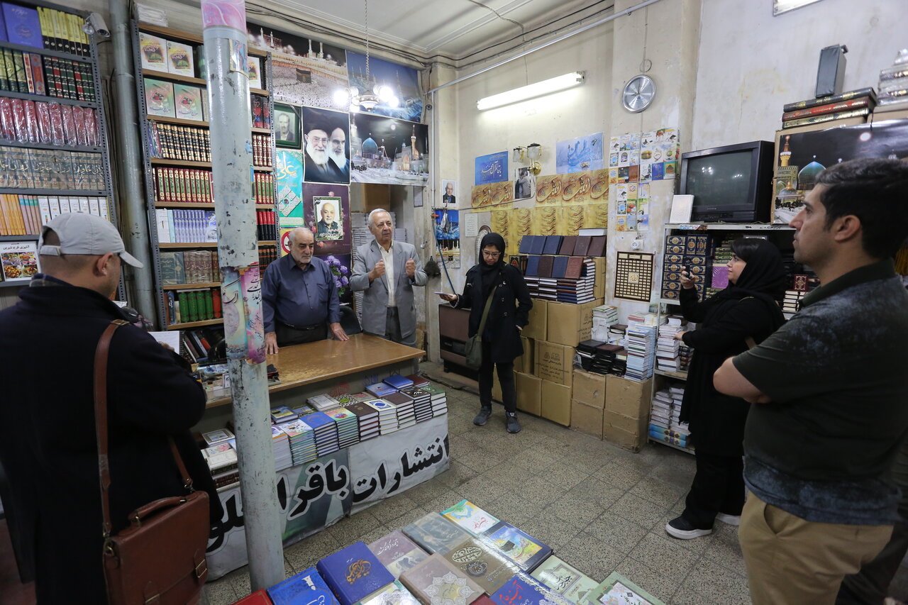 بوی کتاب یا عطر ادکلن؛ مسئله این است! | حکایت خانه‌به‌دوشی کتابفروشان تهران قدیم