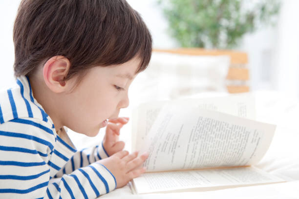 فواید کتاب خواندن برای سلامت ذهن کودک | چطور فرزندمان را به کتاب خواندن ترغیب کنیم؟ | کودکان از چه سنی باید با کتاب خواندن آشنا شوند؟