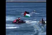 تصاویر اعتراض با جت اسکی برای جلوگیری از ارسال کمک به اسرائیل | پرچم فلسطین در دستان معترضان