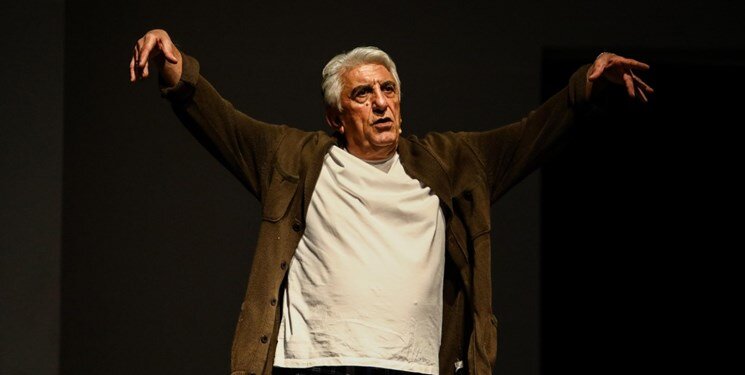 جملات تند رضا کیانیان به یکی از تماشاگران تئاتر | ما اینجا داریم جان می‌کنیم آن وقت شما...+ تصاویر