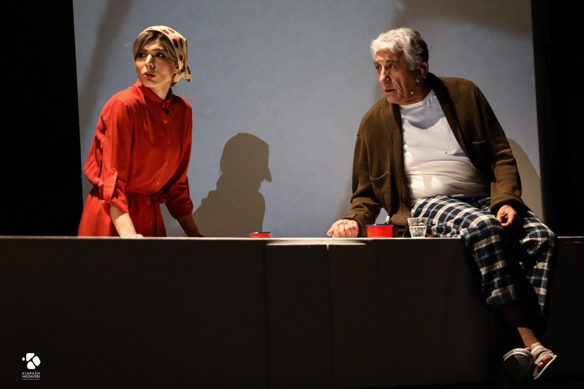 جملات تند رضا کیانیان به یکی از تماشاگران تئاتر | ما اینجا داریم جان میکنیم آن وقت شما...+ تصاویر