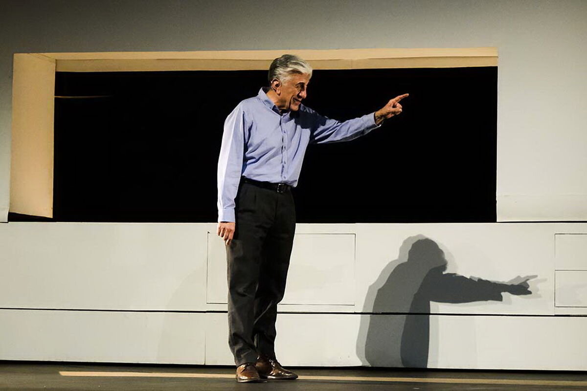 جملات تند رضا کیانیان به یکی از تماشاگران تئاتر | ما اینجا داریم جان میکنیم آن وقت شما...+ تصاویر