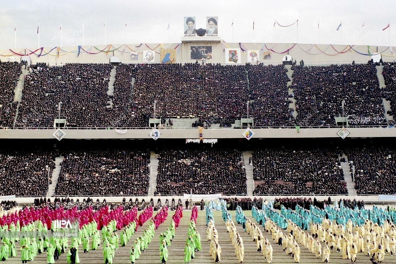 اجتماع بزرگ زنان بسیجی در ورزشگاه آزادی در دهه هفتاد