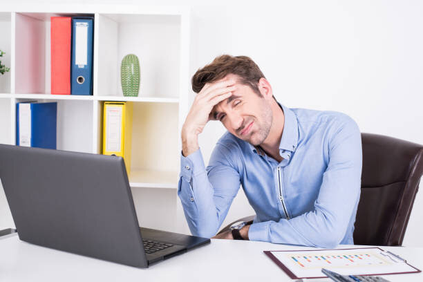 چطور بشینیم تا ستون فقراتمان دچار آسیبهای جدی نشود ؟ | نشستن طولانی مدت روبهروی کامپیوتر؛ مهمترین عامل مشکلات ستون فقرات