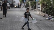 ببینید | کودکان غزه در حال پرکردن سطل‌های خود با آب باران | اسرائیلی آب را به روی مردم غزه قطع کرده‌اند