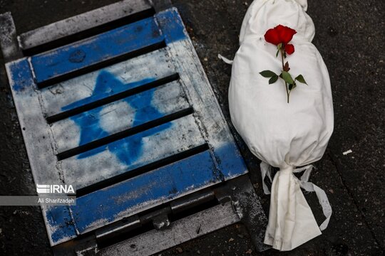 جسد كفن پوش در ميدان فلسطين