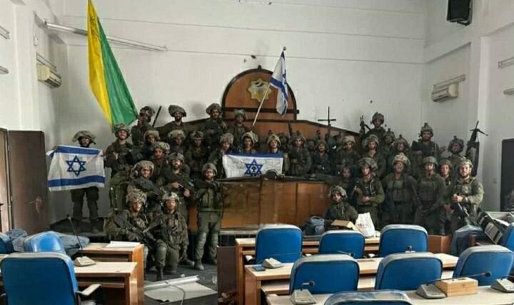 عکس گستاخانه سربازان اسراییلی در پارلمان غزه