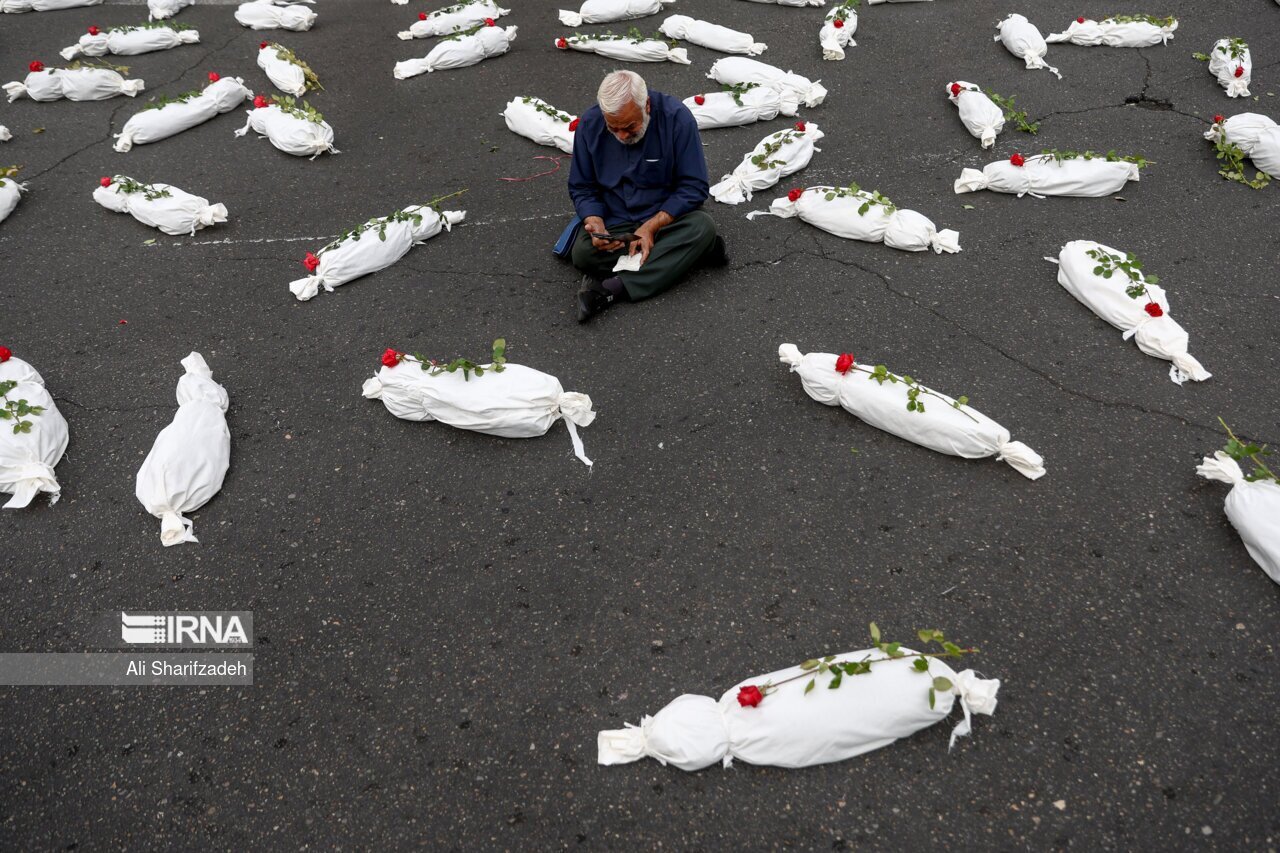 تصاویر | ۴ هزار جسد کفن پوش در میدان فلسطین تهران